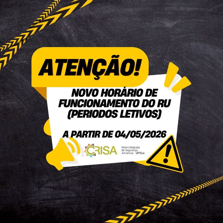 Cartaz em fundo preto com faixas amarelas diagonais nas bordas, lembrando fita de atenção.  Texto no cartaz: "ATENÇÃO!  NOVO HORÁRIO DE FUNCIONAMENTO DO RU (PERÍODOS LETIVOS)  A PARTIR DE 04/05/2026"  Na parte inferior está o logotipo do CRISA com o texto: "CRISA Rede Integrada de Segurança Alimentar - UFSCar"  Há também um ícone triangular amarelo com ponto de exclamação, reforçando o alerta.